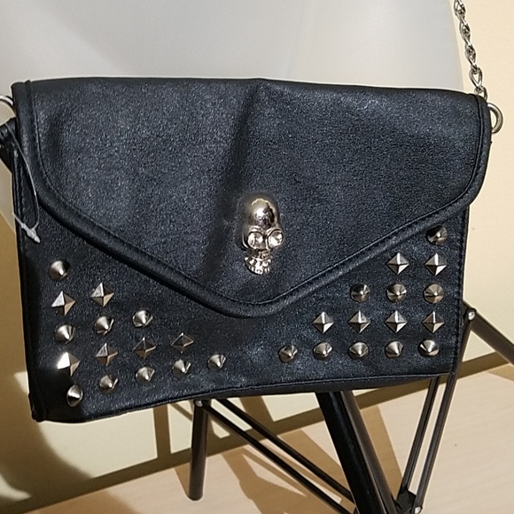 Handbags - NWOT No brand skull and spike crossbody k5